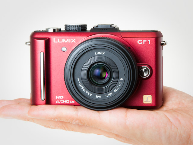 パンケーキが似合う薄型マイクロフォーサーズ――パナソニック「DMC-GF1