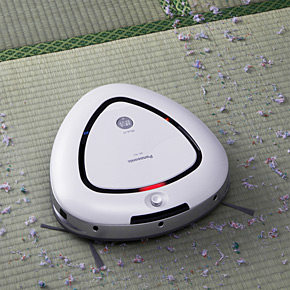 三角形だから部屋の隅まで入り込む――パナソニックのロボット掃除機