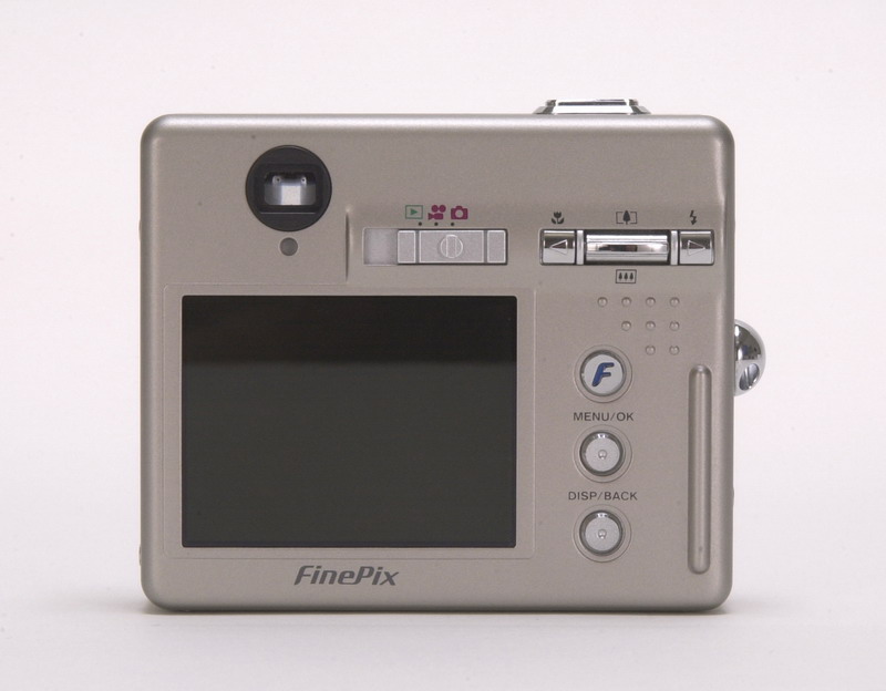 持ちやすい小型なスクエアボディの520万画素機――FinePix F450（1/3