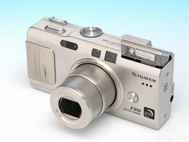 マニュアル操作に強いハイエンドコンパクト――FinePix F810（1/4 ページ