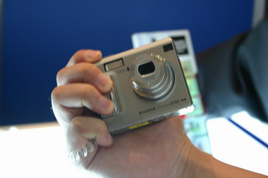 手のひらサイズのコンパクトデジカメ「FinePix F440」「FinePix F450