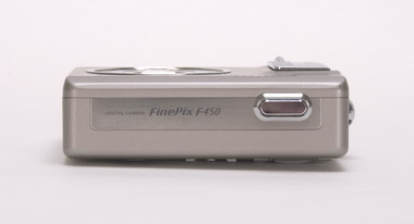 持ちやすい小型なスクエアボディの520万画素機――FinePix F450（1/3