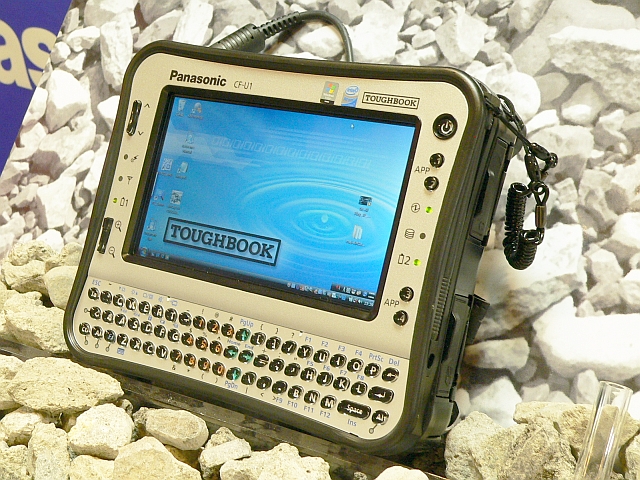 片手で持てるTOUGHBOOK──Atomを搭載したCF-U1発表（1/2 ページ