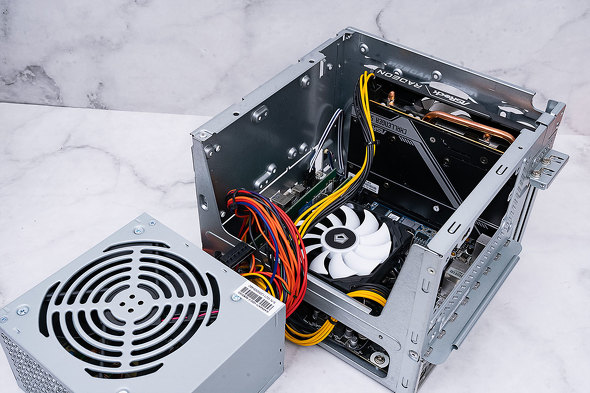 容積8Lで拡張性も十分な新ベアボーン！ ASRock「DeskMeet B660／X300