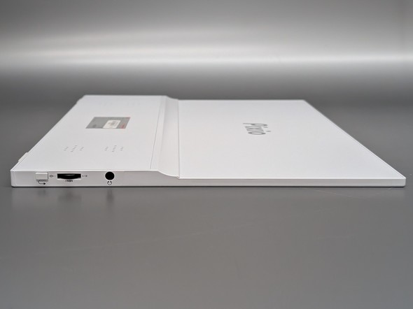 実は貴重なホワイトモデル！ Pixioの15.6型モバイルディスプレイ