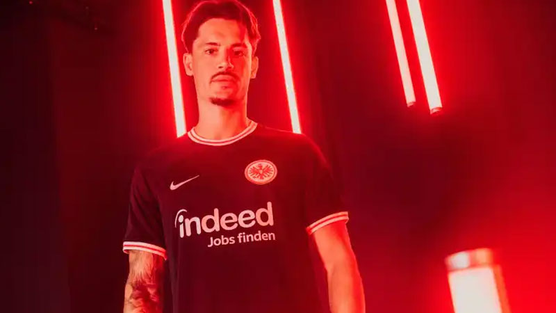 長谷部所属のフランクフルトに23-24新アウェイユニ登場！「黒地に赤