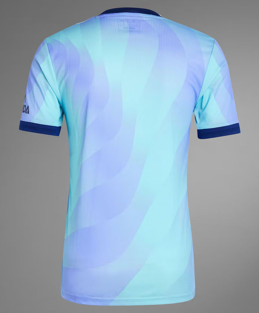 冨安健洋のアーセナル、爽やかブルーの新サードユニフォーム発表！胸に