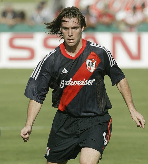 リーベル・プレートが23-24新ユニを発表！伝説の「純黒×赤タスキ」が