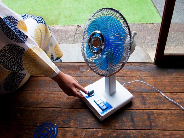 コイズミ☆ミニ扇風機☆レトロ調 コイズミ、昭和レトロ風デザインでコンパクトタイプの「ミニ扇風機」を