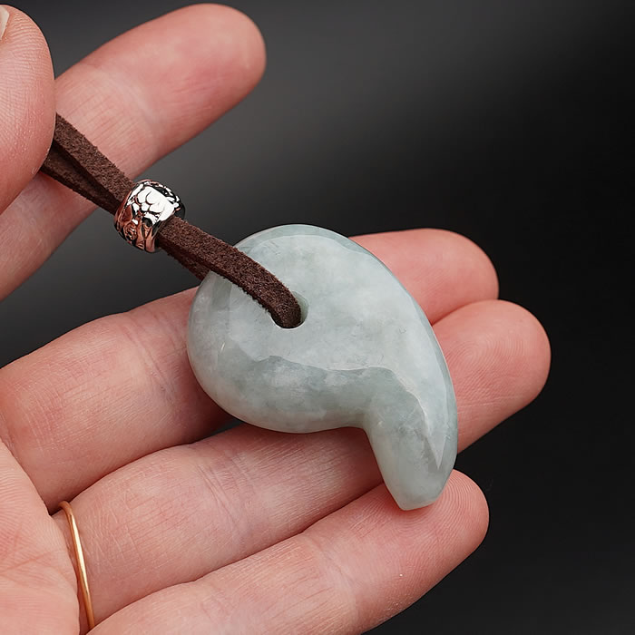 楽天市場】【高品質】ミャンマー産 天然本翡翠AAA 勾玉 ペンダント