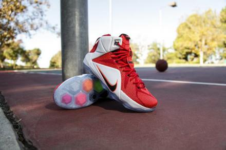 国内12月6日発売予定】 ナイキ レブロン12 ユニバーシティ レッド