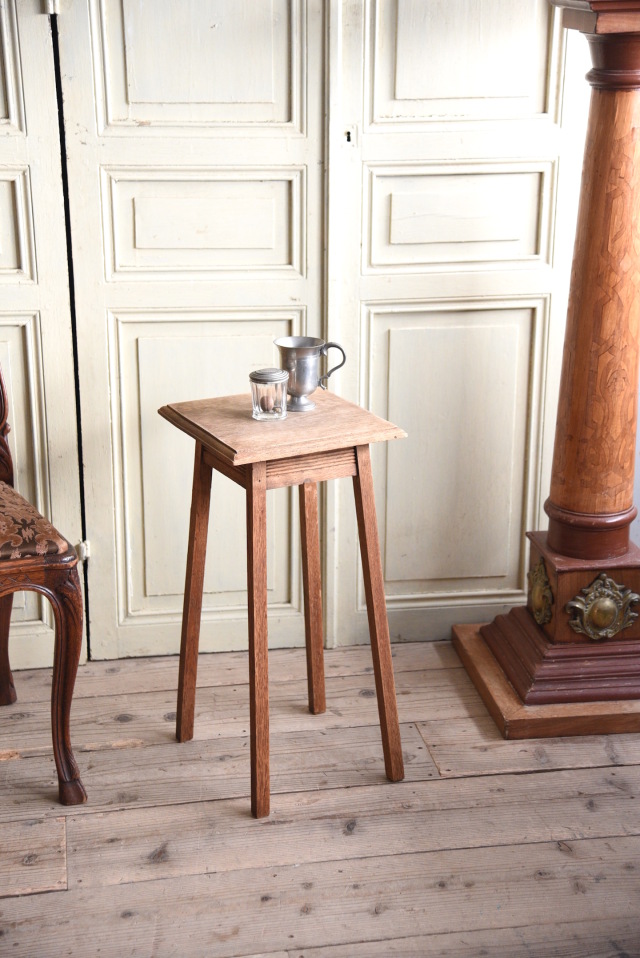 風合いある小ぶりな木製の花台