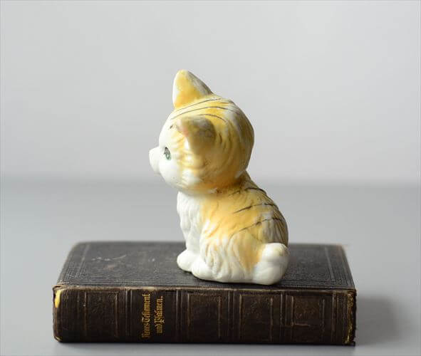ドイツから レトロな表情のかわいいネコ 陶器 磁器 オブジェ 猫