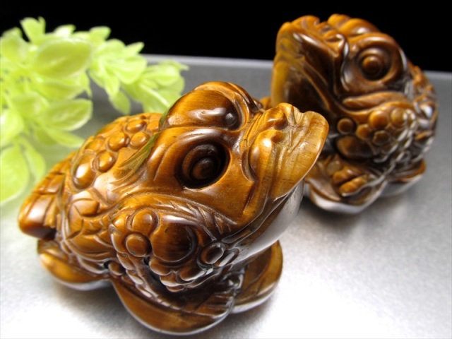 タイガーアイ 三本脚のカエル 置物 幅約62mm前後 金運を呼び込む 風水