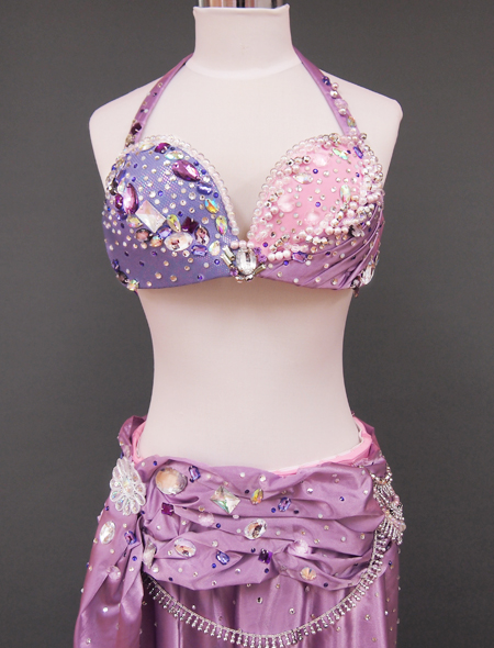 ピンク×パープルのキラキラ輝く装飾！ステージ映え抜群なベリーダンス