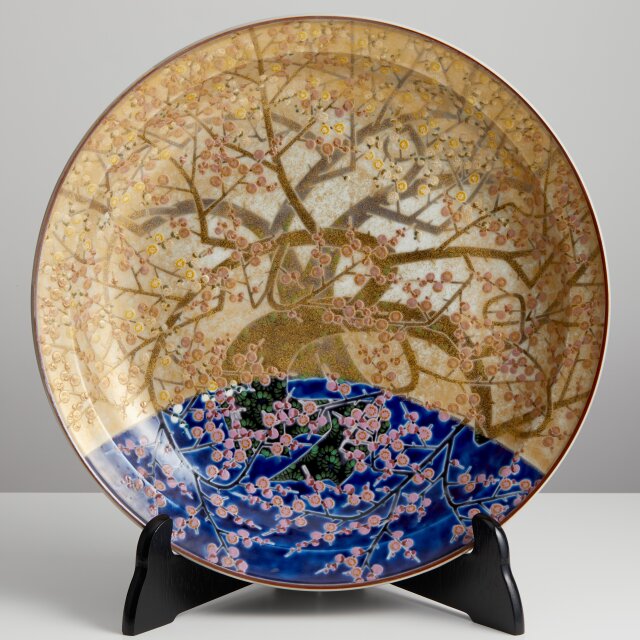 12号飾皿 梅樹(皿立） 藤村正美 【九谷焼通信販売のうつわの五彩庵】