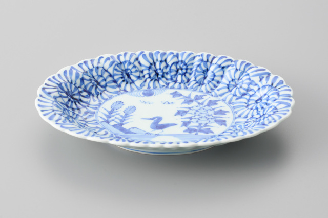 染付蛸唐草見込松竹梅菊型小判皿（盛皿）・有田焼渓山窯の皿です。