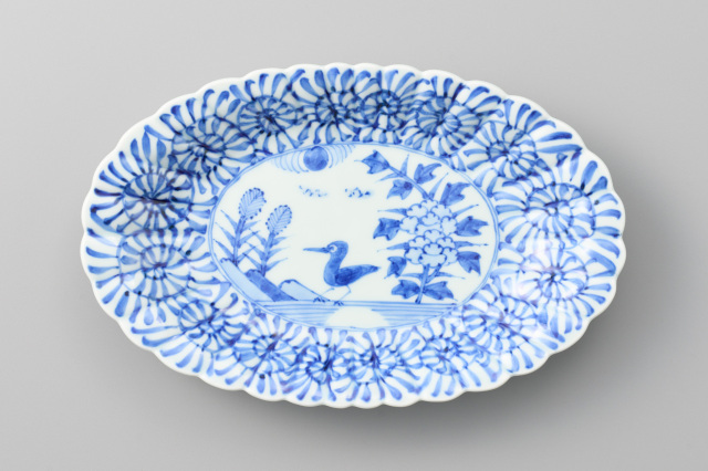 染付蛸唐草見込松竹梅菊型小判皿（盛皿）・有田焼渓山窯の皿です。