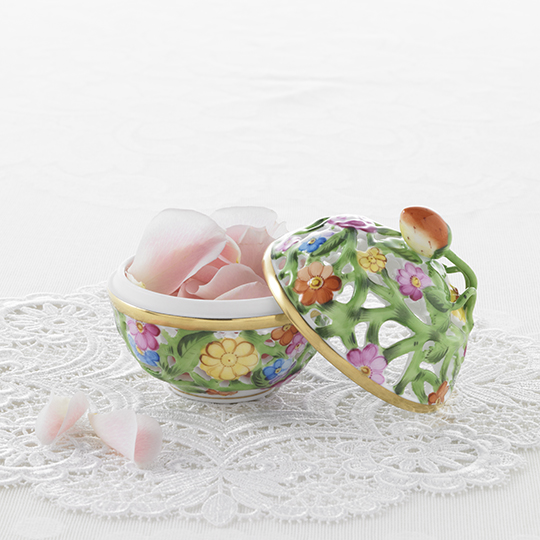 透かしボンボン入れ