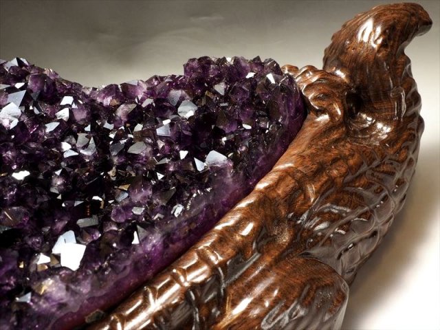 ☆迫力の巨大木彫り台座付きアメジストクラスター！☆激レア鰐彫り台座