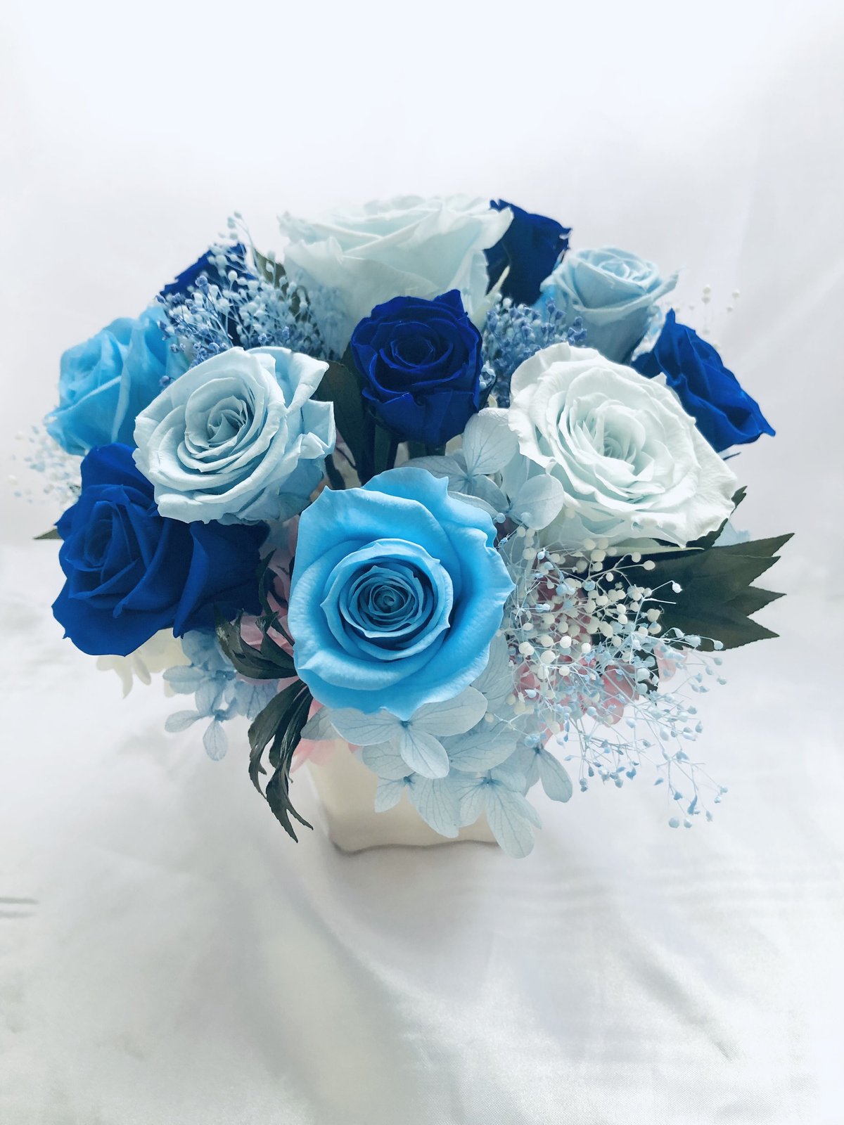 プリザーブドフラワーブルーローズの奇跡と祝福／ 陶器花器アレンジ