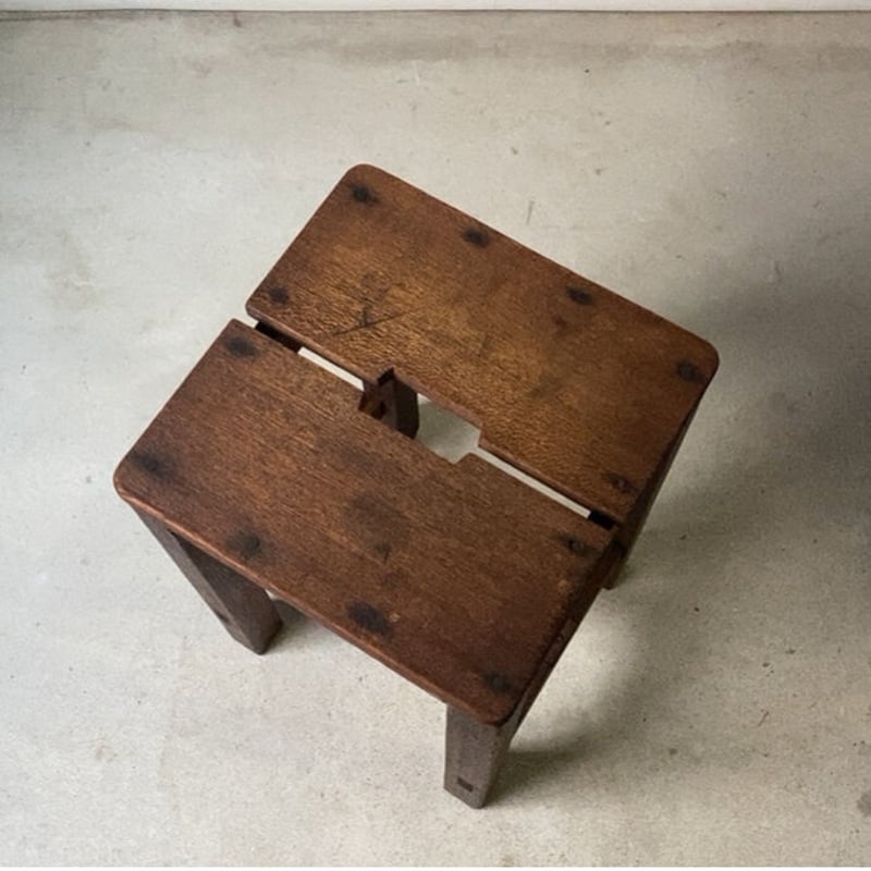 古い木製スクエアスツール ラワン無垢材 黒ヤケ ヴィンテージ 角椅子
