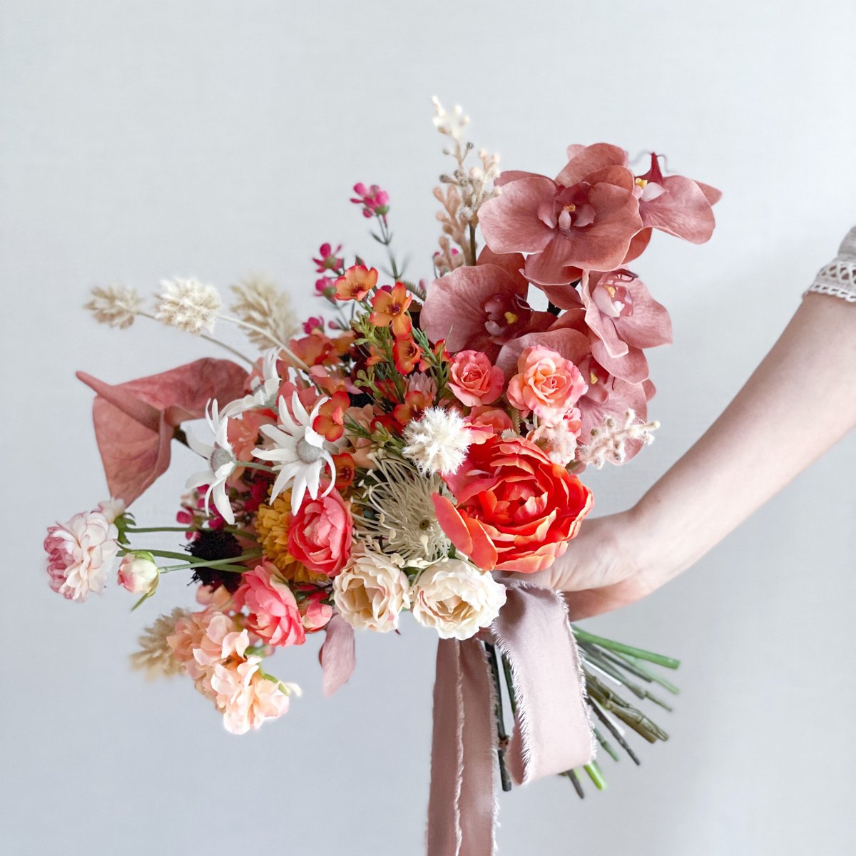 胡蝶蘭＆チューリップのコーラルブーケ | atelier noix