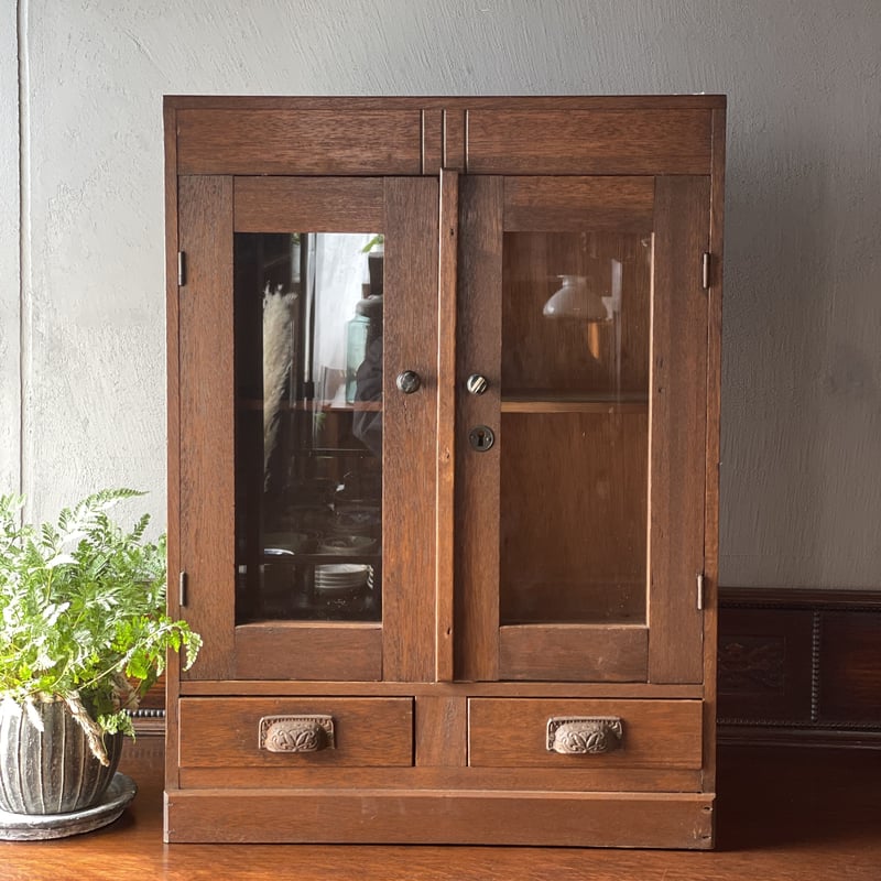 小さめのガラス棚 食器棚 小抽斗 木製 昭和初期 収納 古道具