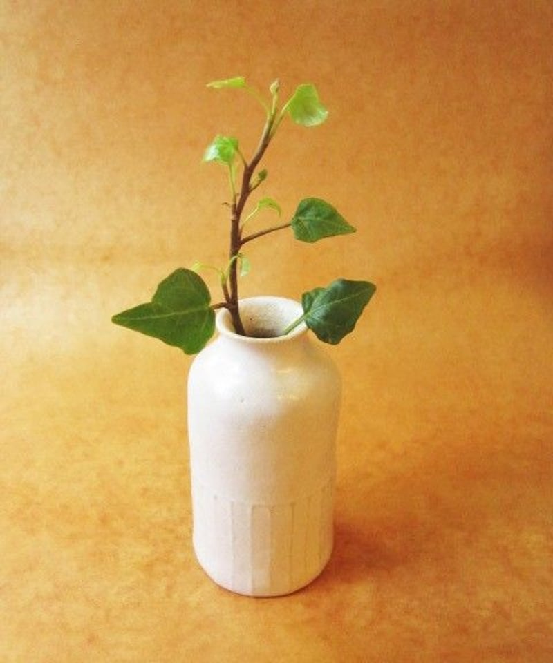 一輪挿し アンティークボトル型 白マット | うつわ と ざっか 器人器人