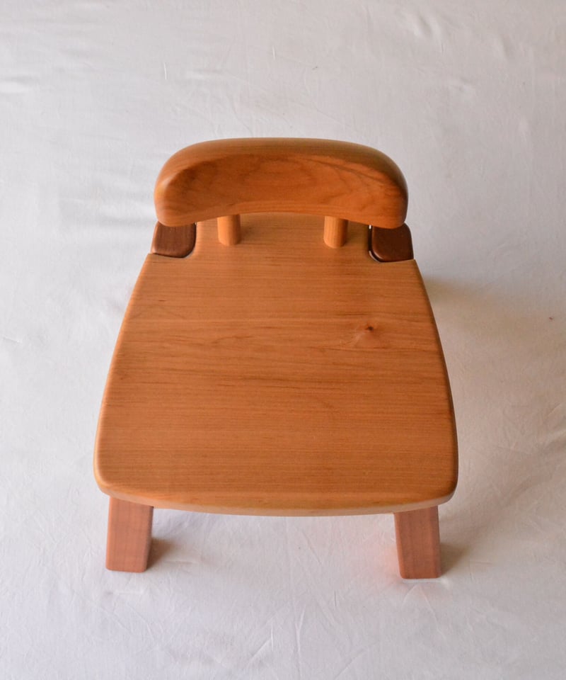 赤ちゃんが生まれて初めて出会う無垢の木のイス・はじめてイス CH3
