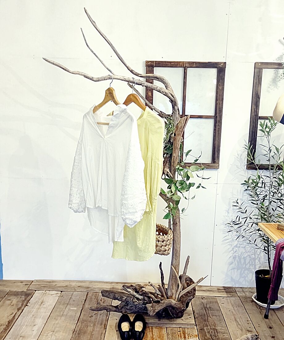 エリア限定配送商品 豪快すぎる！流木のスタンドハンガーラック