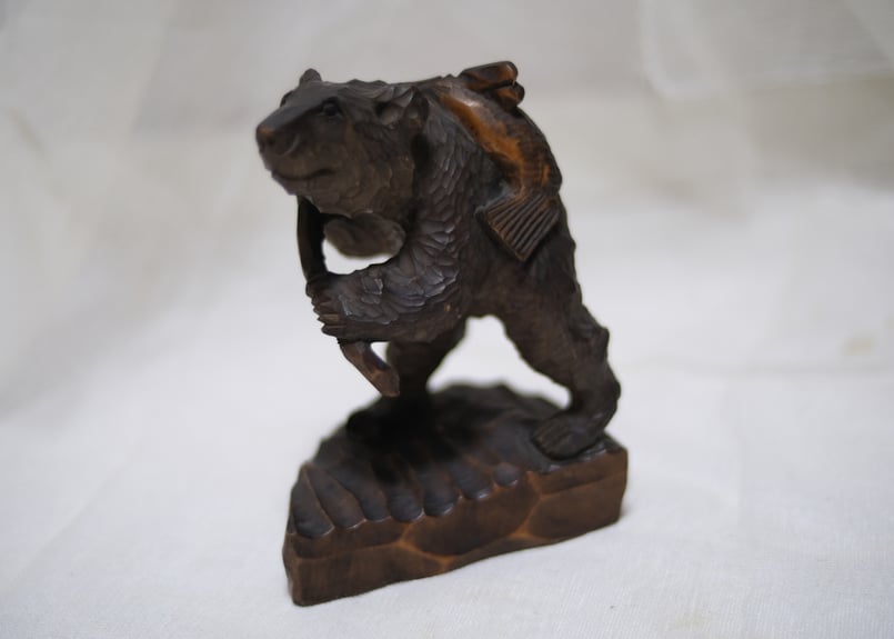 木彫り熊 鮭背負い | 古日