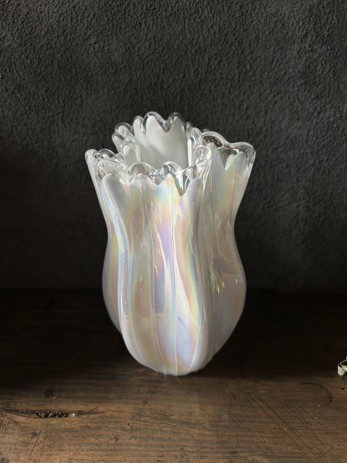 フラワーベースB/昭和レトロ/白/花形/アートグラス | 骨董