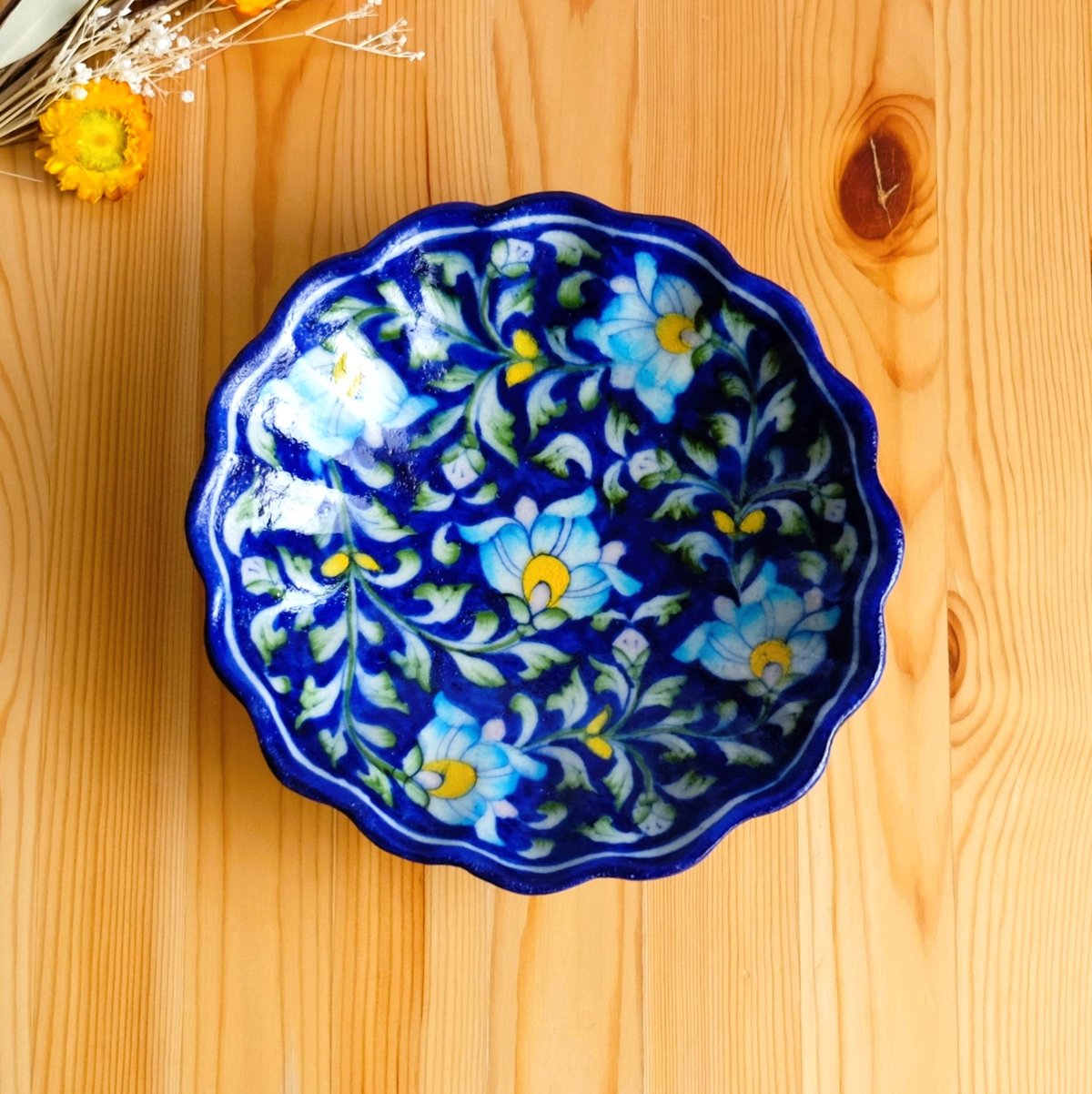 陶器飾り皿 インド ブルーポタリー 波形 青地に花柄 | インド雑貨のお