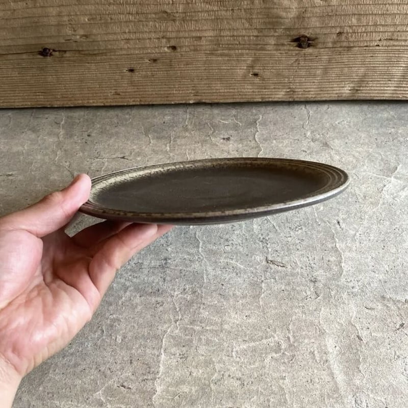 益子焼 炭化渕彫7寸丸皿 | MatsuBokkuri