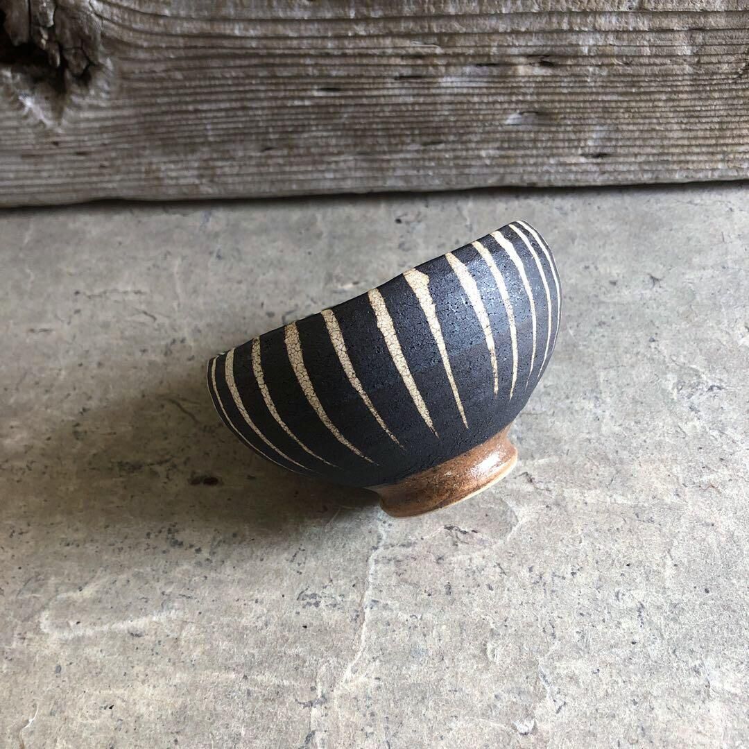 美濃焼 黒錆巻十草波渕高台碗 | MatsuBokkuri