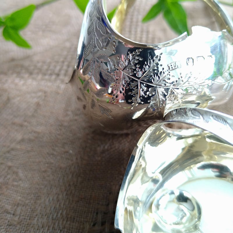 イギリスSheffieldのスターリングシルバーの塩コショウ入れ