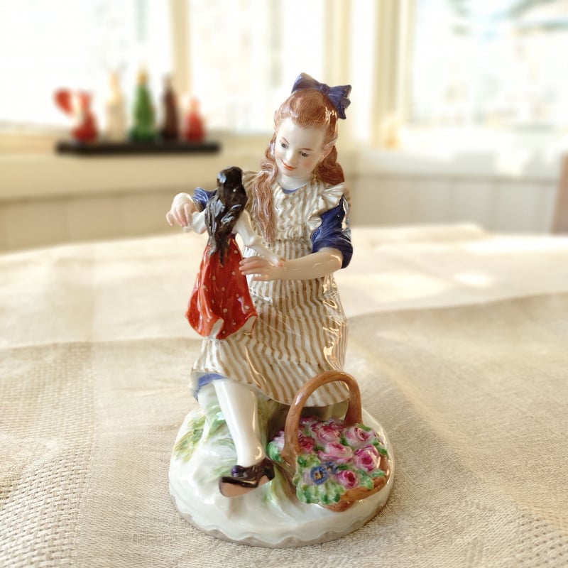 1924年以前MeissenマイセンPaulHelmig原型/人形で遊ぶ女の子のフィギュ