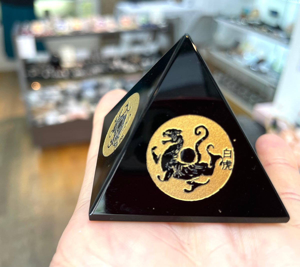 四方に結界を張って現実化のスピードを加速！オブシディアンピラミッド