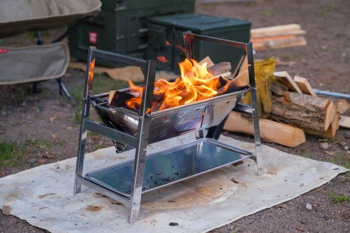 スノーピークのコンパクトな小型「焚火台SR」をソロキャンプで使って