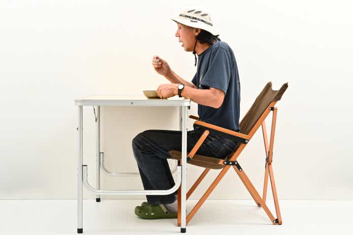 ANOBAの「ひじ掛けつきハイバックチェア」で快適キャンプが叶います