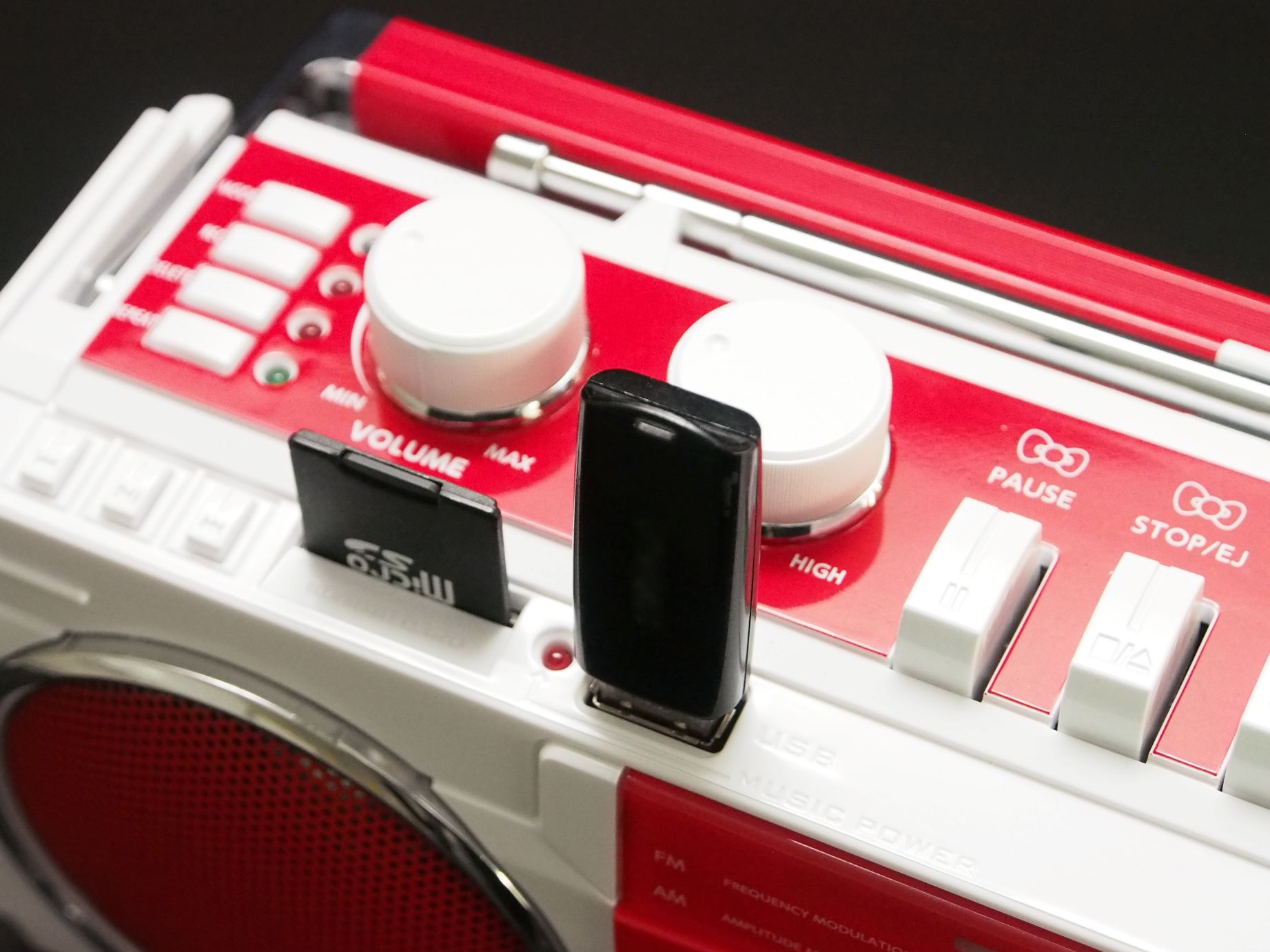 キティコラボの80年代風ラジカセ、Bluetooth対応：気になるプロダクト