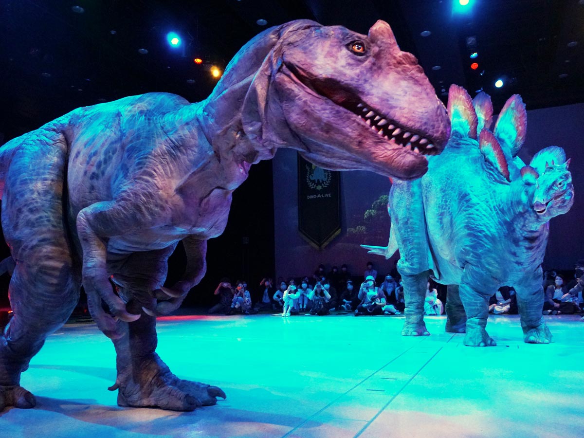 一触即発な雰囲気のアロサウルスとステゴサウルス＝渋谷ヒカリエで体験