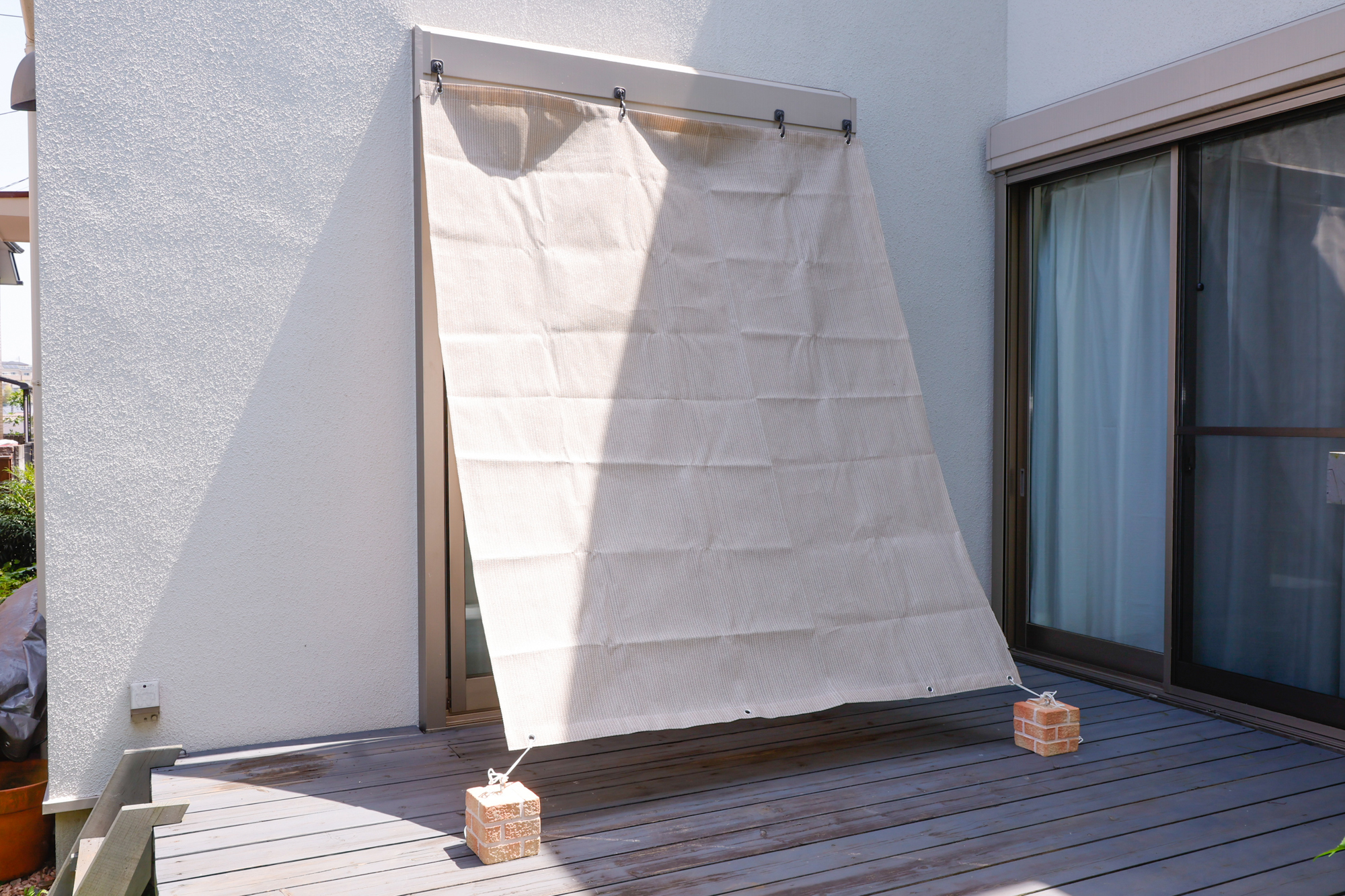 強い日差しをカット！サンシェードの取り付け方 | ロイヤル