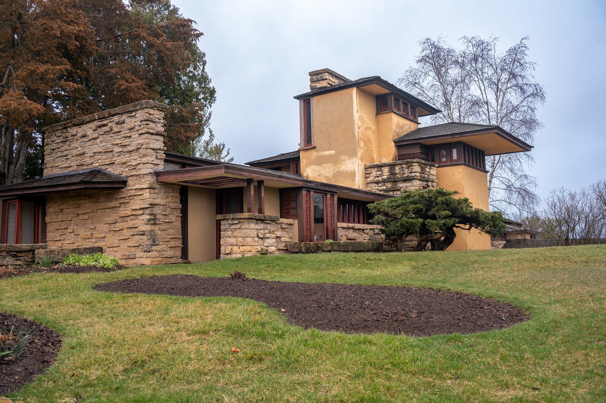 Exploring Frank Lloyd Wright: The Pioneer of Modern and Organic