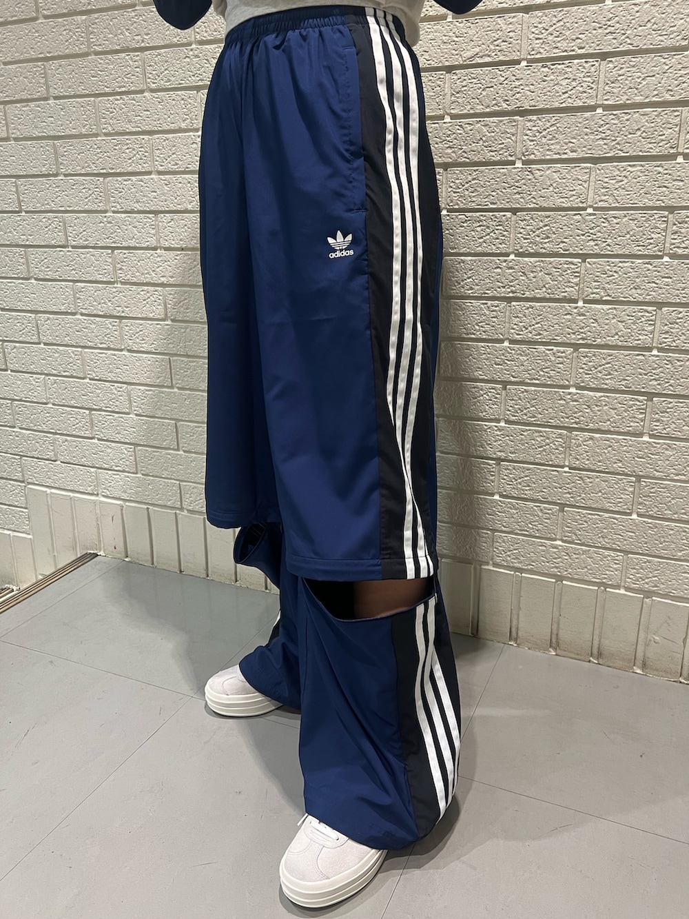 Rasant カットライン トラックパンツのアディダスコーデ【アディダス公式】