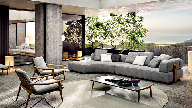 柔らかなフォルムが景色になじむ。ミノッティのラグジュアリーなソファ