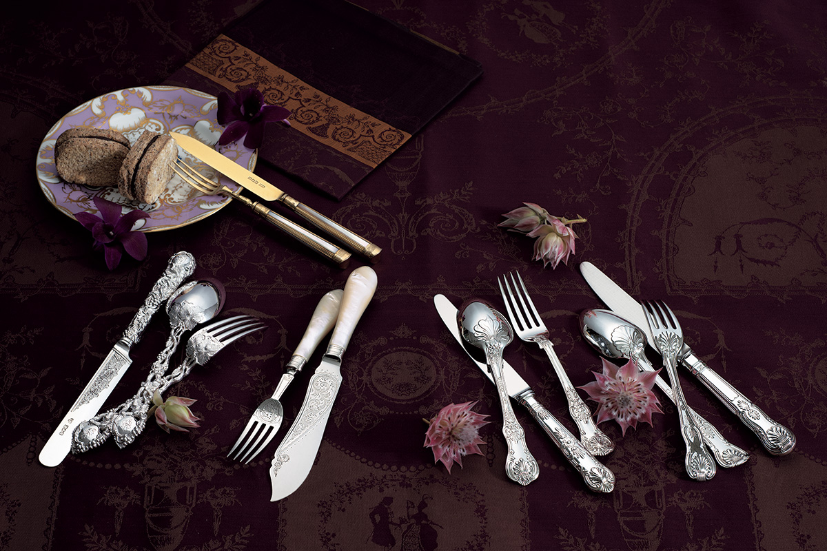 今こそ知りたい「英国製アンティークカトラリー」の魅力。美しい意匠を