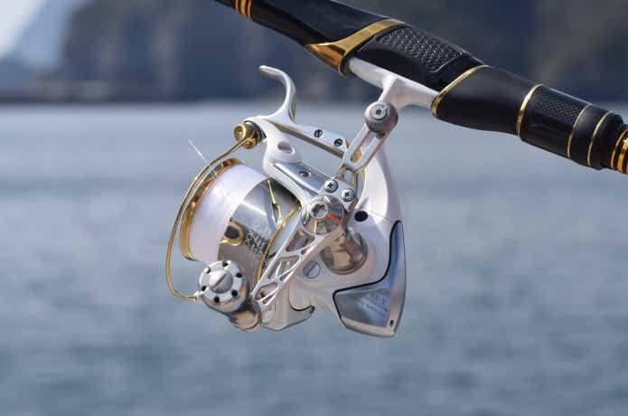 おすすめのレバーブレーキリール16選！ダイワ・シマノの違いも解説