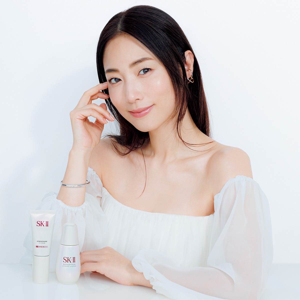 MEGUMIさんと紐解く、息を呑むほどの透明美“オーラ肌”の正体 | 集英社